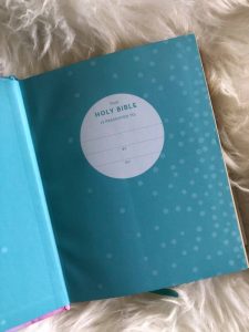 Bible Review NIV Artisan Collection Bible for Girls Image 10 #biblesforgirls #biblereview #biblesforteenagers #journalingbibles #bibleartjournaling #journalingartbibles #bibleart #biblejournaling #bibleartjournaling #bibleartjournalingforgirls